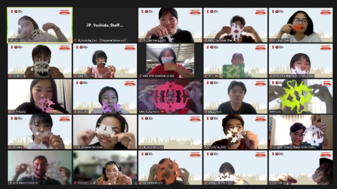 ワークショップで作った作品を共有する参加学生