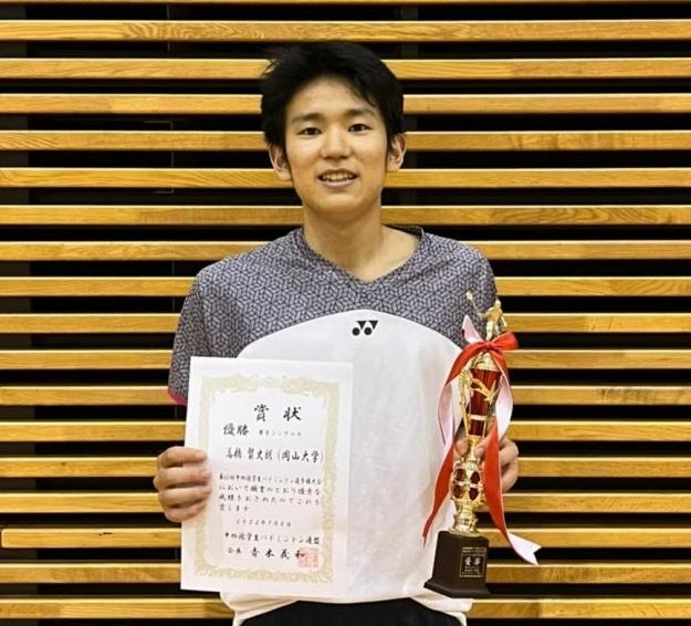 表彰式後の記念写真（高橋さん）