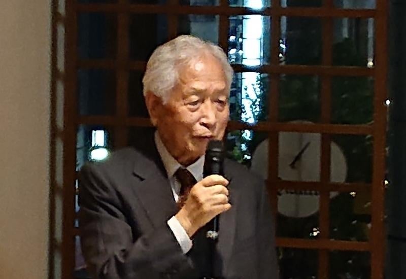 本学の近況と自身の経験について紹介する小長啓一Alumni会長