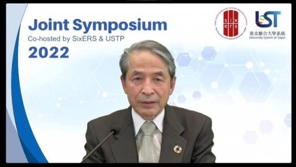 あいさつする槇野学長