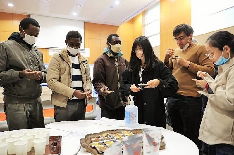 非常食を試食する留学生ら