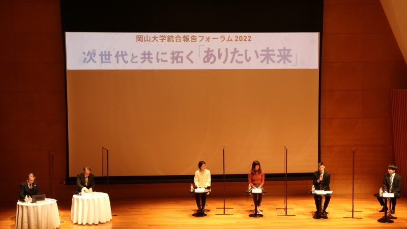 パネルディスカッションの様子（左から、槇野学長、亀山先生、伊藤さん、ナタリー・モンテシノさん、ライアン・ジョセフ助教、中澤さん）