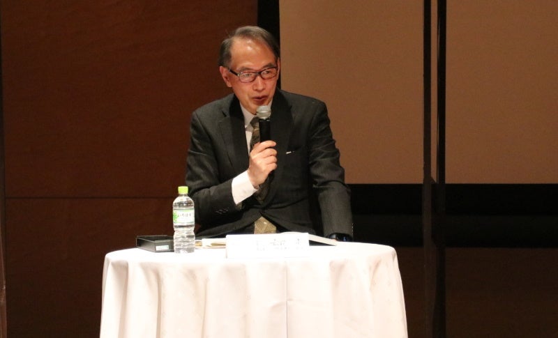 ゲストコメンテーターの名古屋外国語大学学長の亀山郁夫先生