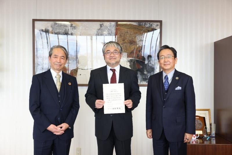 左から槇野学長、藤原研究准教授、那須理事　※撮影時のみマスクを外しています