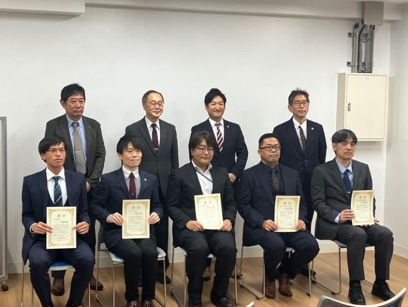 受賞者集合写真（前列左：堀技術専門職員）