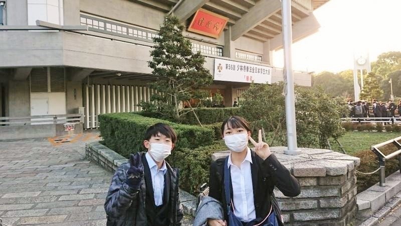 第56回少林寺拳法全日本学生大会会場の日本武道館前にて(左:武田さん、右:江本さん)