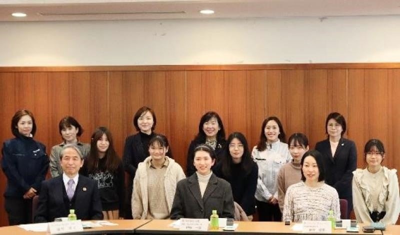 参加者の集合写真　前列左から槇野学長、伊藤部長、藤原会長（撮影時のみマスクを外しています）