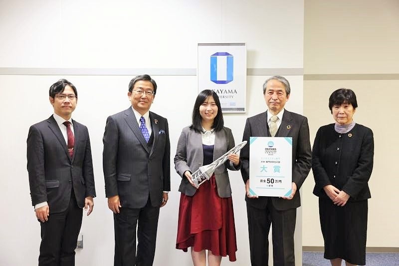 記念写真(中央が宮本さん)※撮影時のみマスクを外しました