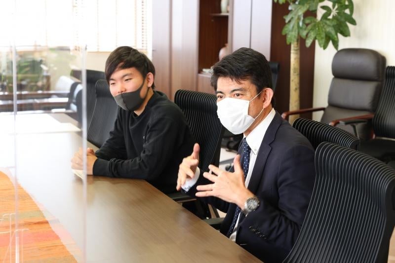 プランを説明する高橋助教（右）と脇田さん