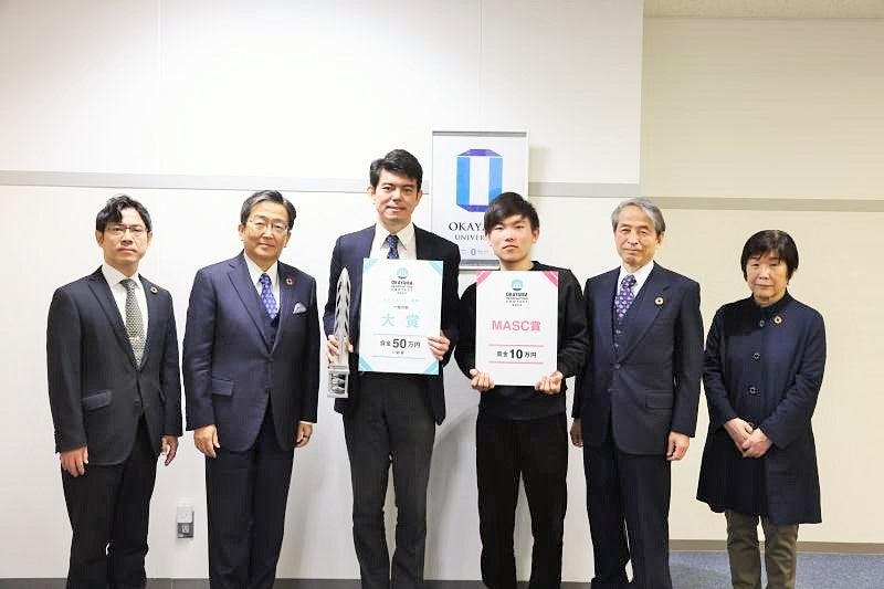 記念写真(左から3人目が高橋助教、4人目が脇田さん)※撮影時のみマスクを外しました