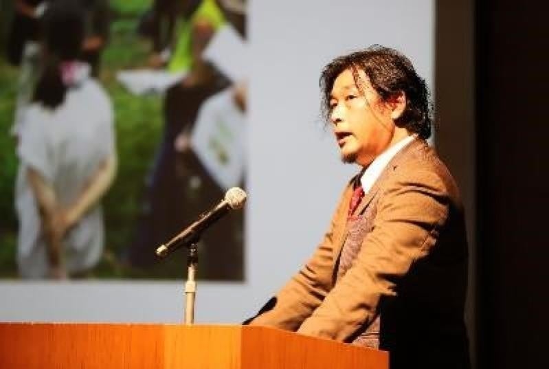 取り組みについて紹介する秋山組合長