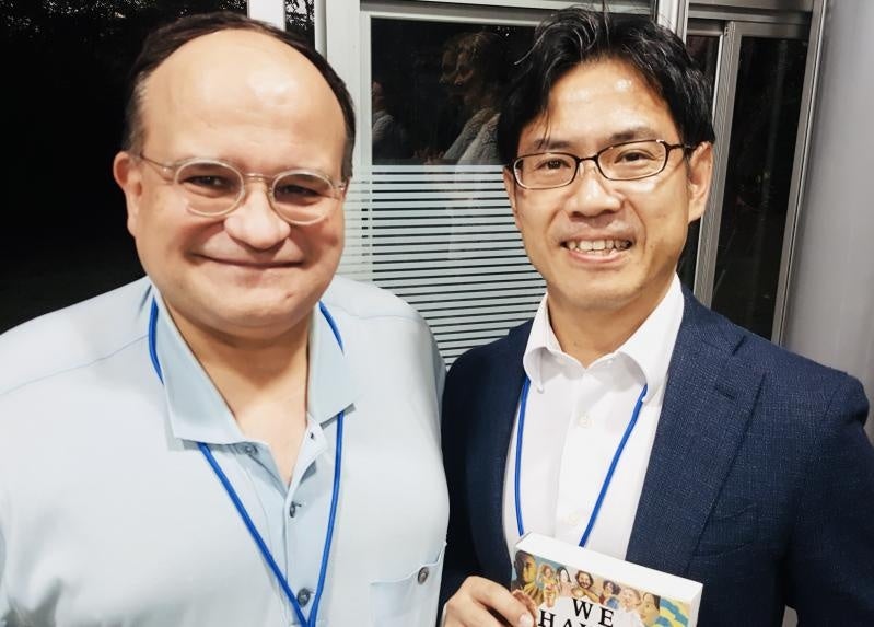 横井上席副学長と記念撮影するペレイラ副会長（左）