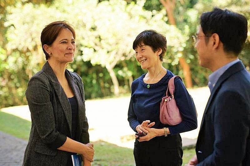 歓談の様子（右から横井上席副学長、黒田東京大学名誉教授、ビレラ事務局長）