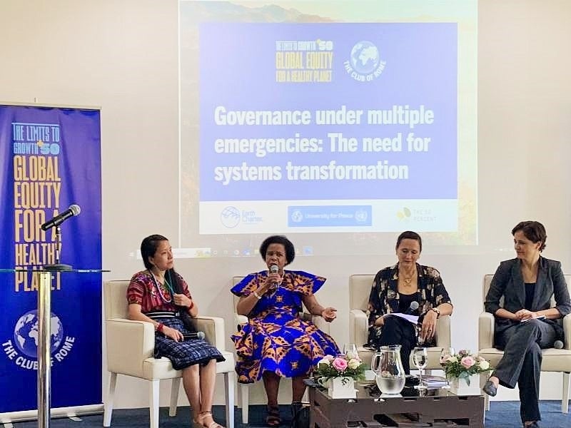 開会セッションの様子（左二人目からランフェレ共同会長、デクレーヴ共同会長、ビレラ事務局長）