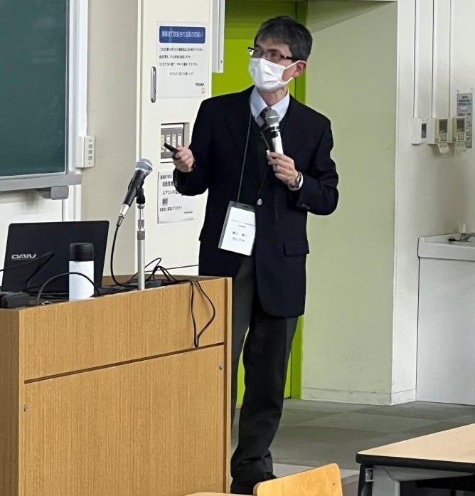 音響メタマテリアル／トポロジカルフォノニクスについて講演する鶴田教授