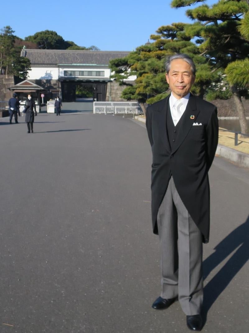 槇野学長(皇居坂下門前にて)