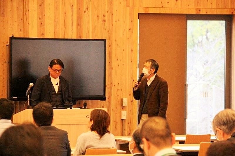 講演の趣旨説明、講師紹介をする中村教授（右）