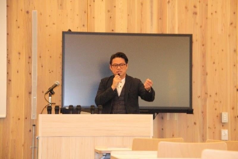 質問に答える陳氏