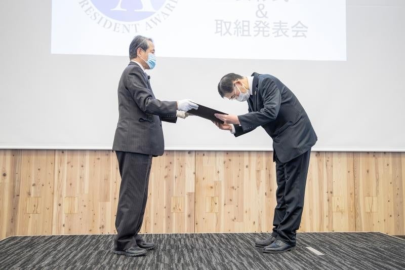 表彰状を授与される受賞者