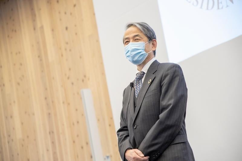 受賞者を激励する槇野学長