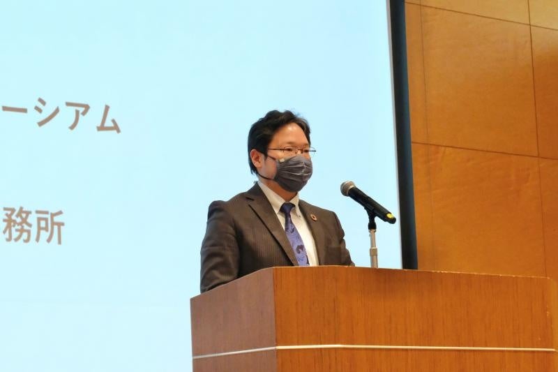 開会あいさつする上田所長