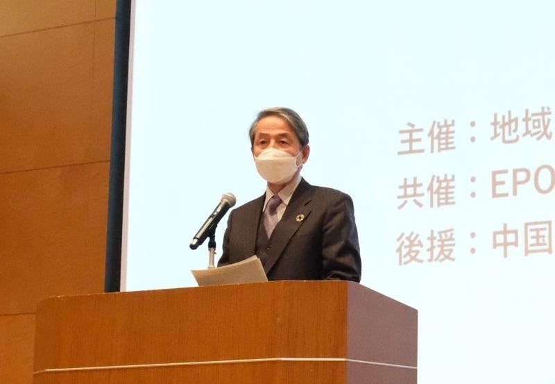 あいさつする槇野学長