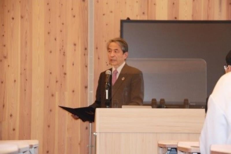 あいさつをする槇野学長