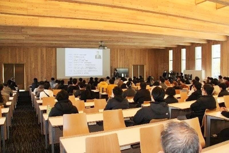 講演に聞き入る学生ら