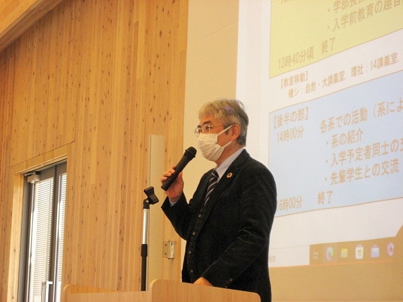 あいさつをする菅工学部長