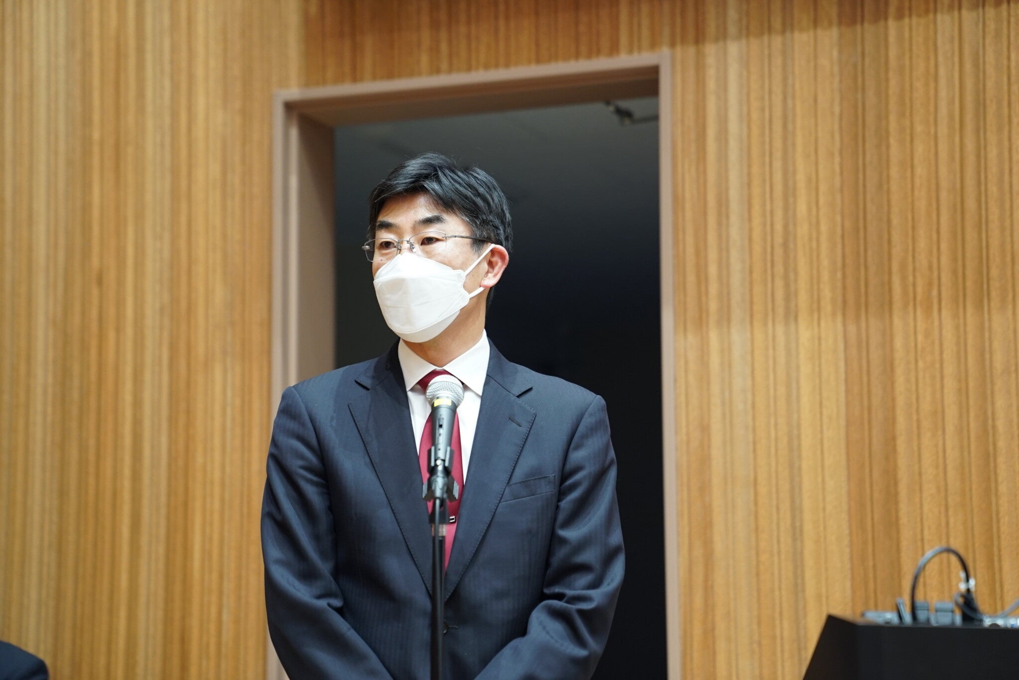 総合司会の豊岡伸一医学部長（本プロジェクト岡山大学代表）