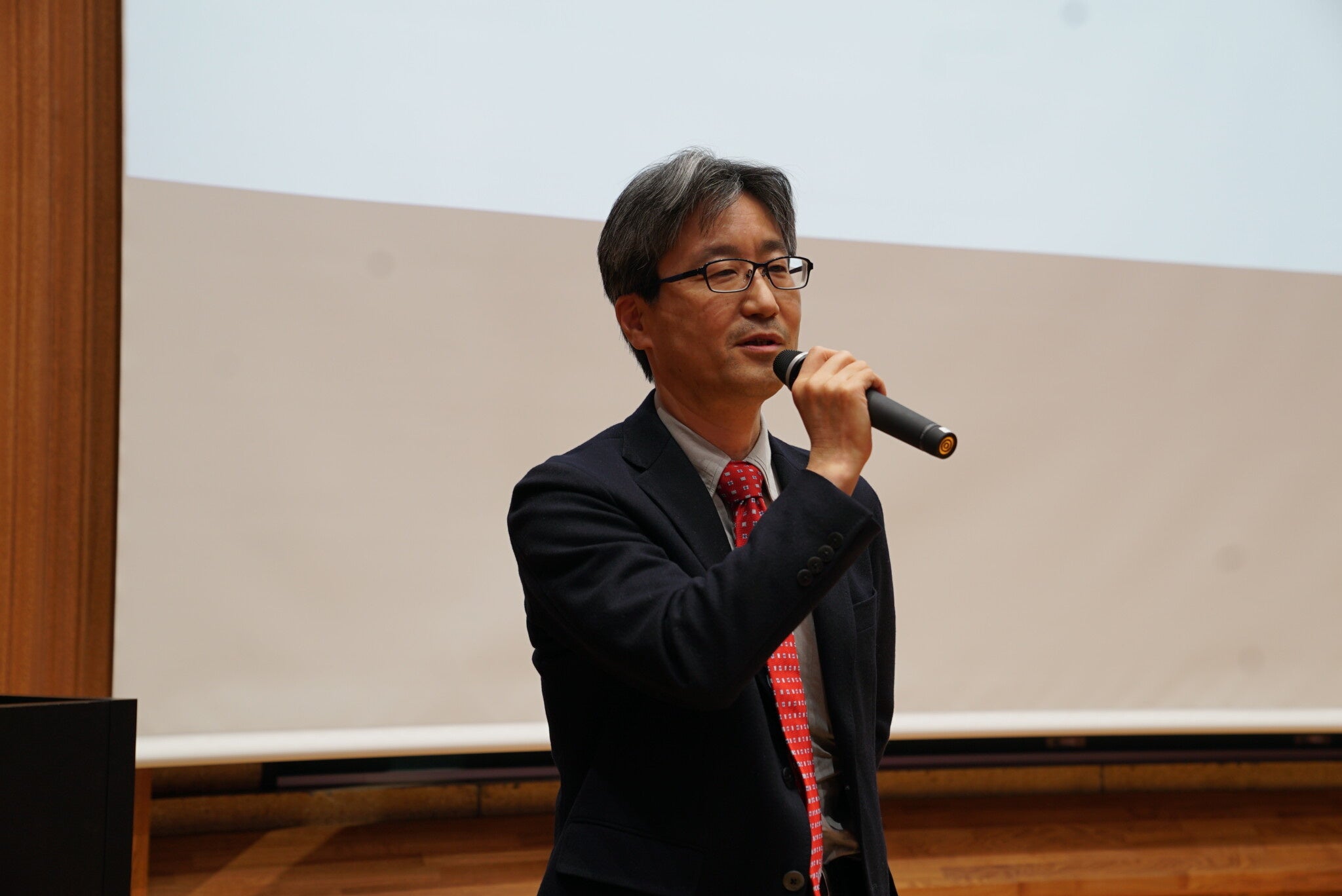 閉会のあいさつを行う前田理事・ 病院長