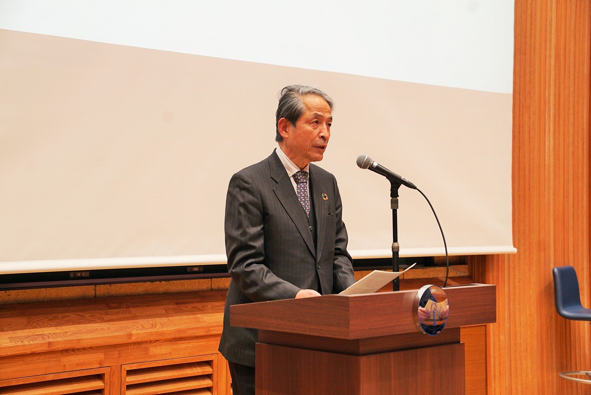 開会のあいさつをする槇野学長
