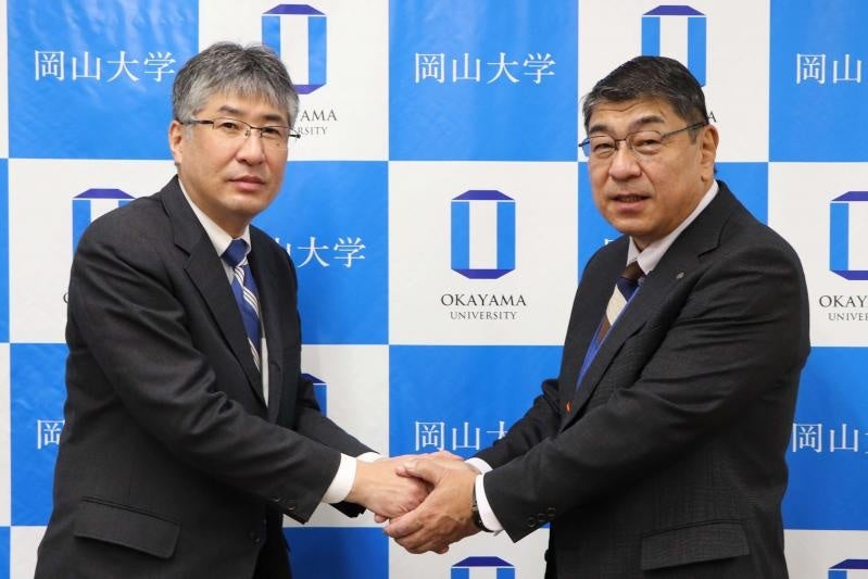 握手を交わす髙瀬研究科長と三宅教育長