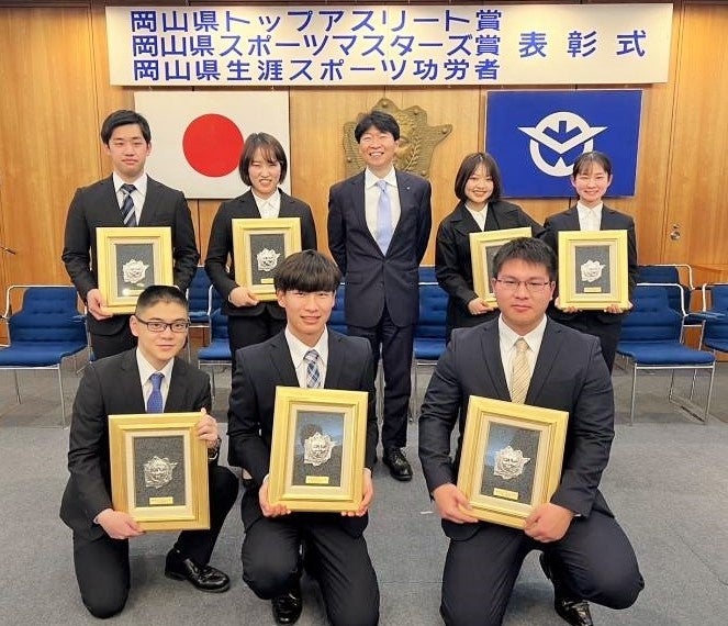 伊原木隆太知事（上段中央）との記念撮影の様子