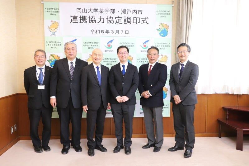 関係者による記念撮影