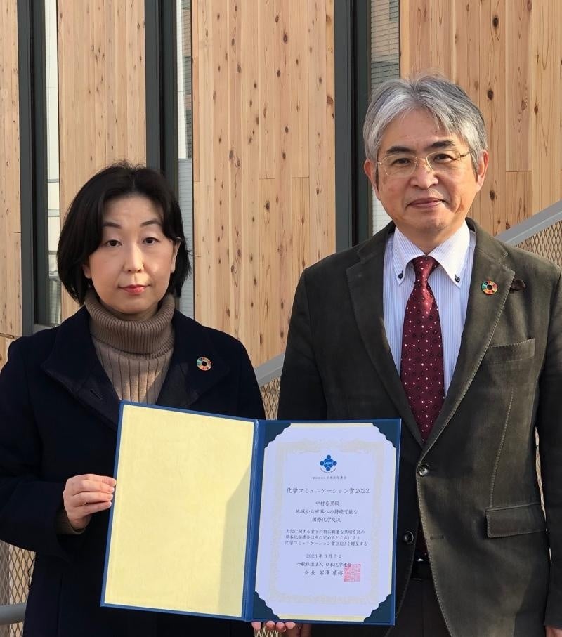 受賞した中村技術専門職員（左）と菅誠治工学部長（右）