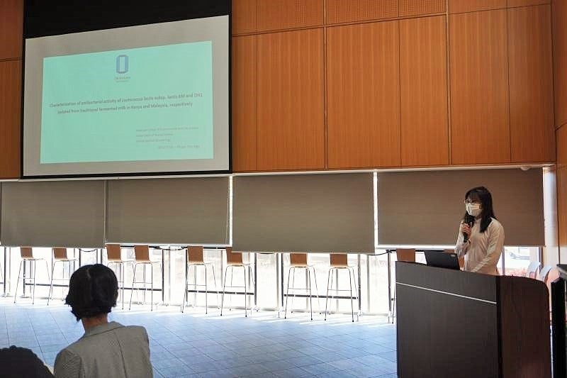 修士論文の報告を行う学生