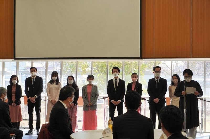 里親企業へお礼のあいさつをする学生