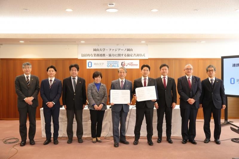 関係者の集合写真