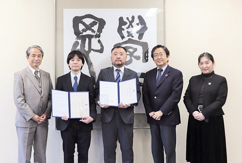 (左から)槇野学長、小島助教、鈴木教授、那須理事・副学長(研究担当)、宇根山絵美学術研究推進本部長