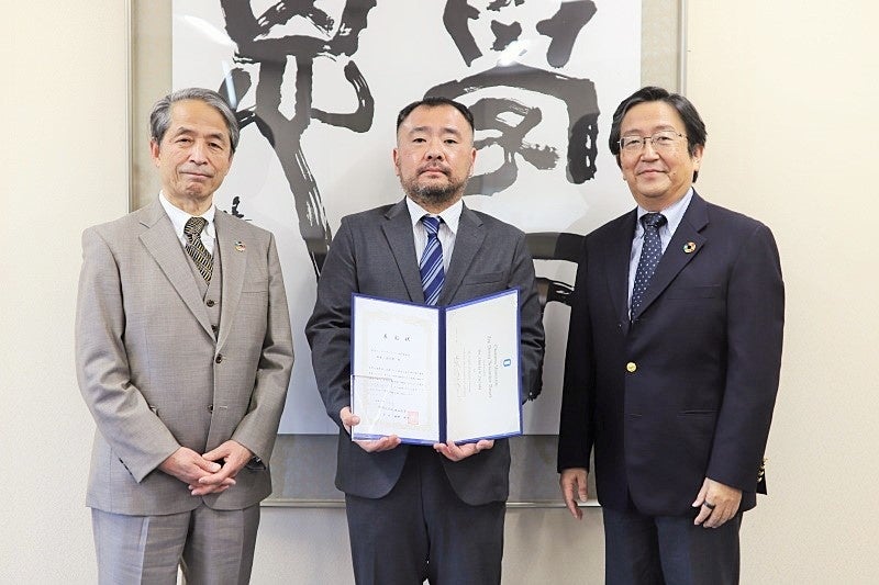 槇野学長（左）より表彰を受けた鈴木教授、那須理事・副学長（研究担当）