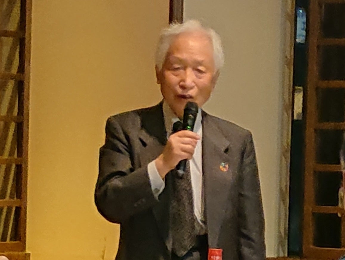 自身の経験について紹介する小長啓一Alumni会長