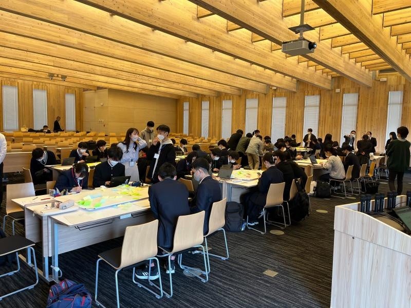 グループワークで熱を帯びた議論をする参加者