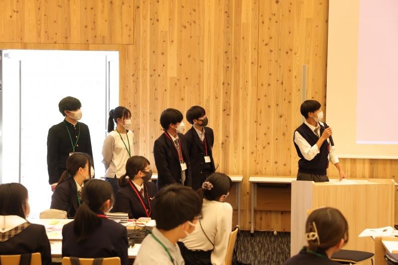 課題解決のための策をプレゼンテーションする参加者