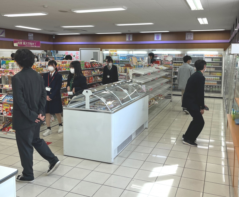 岡大生協で現状を確認する参加者