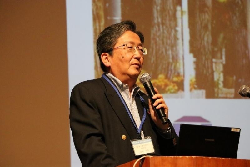 講演をする那須保友理事（研究担当）・副学長
