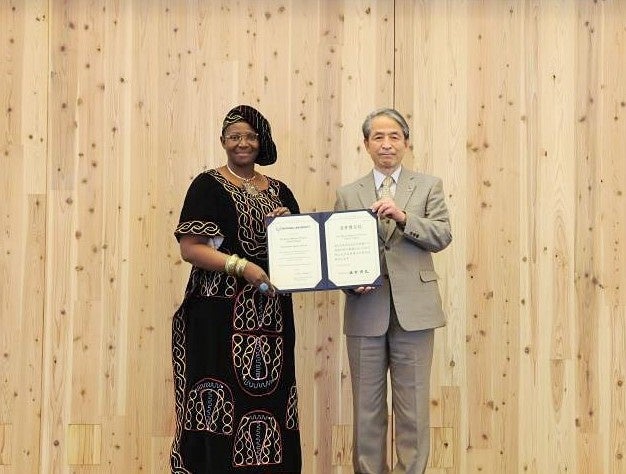 名誉博士記を掲げるアブゼ・ジグマ王女（左）と槇野学長