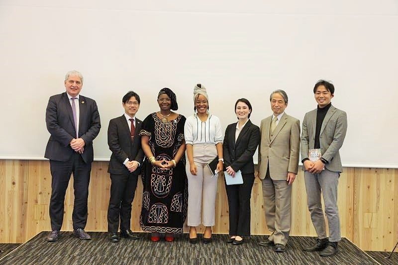 トークセッションに参加した学生らとの記念写真(アブゼ・ジグマ王女:左から3番目、学長:右から2番目、モデレーターを務めた市川太一氏(WORLD ROAD)右から1番目)