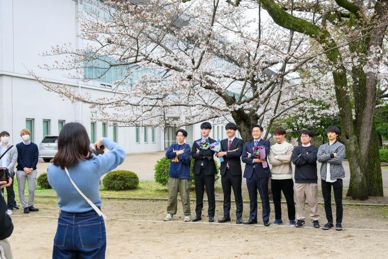 式典後に記念撮影をする卒業生ら