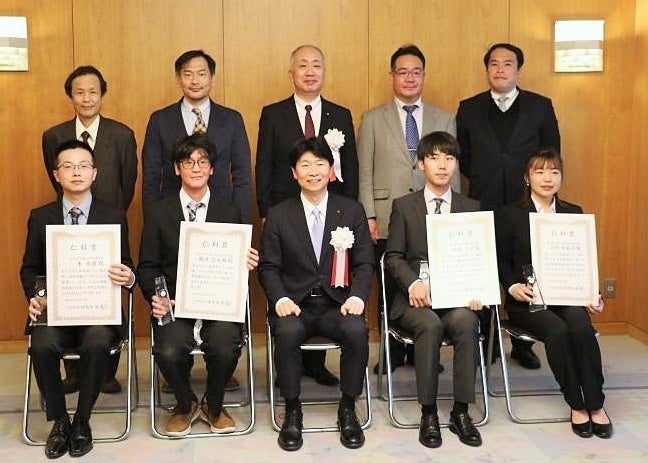 受賞者の集合写真（前列左から朱さん、難波さん）（岡山県教育庁提供）※撮影時のみマスクを外しています